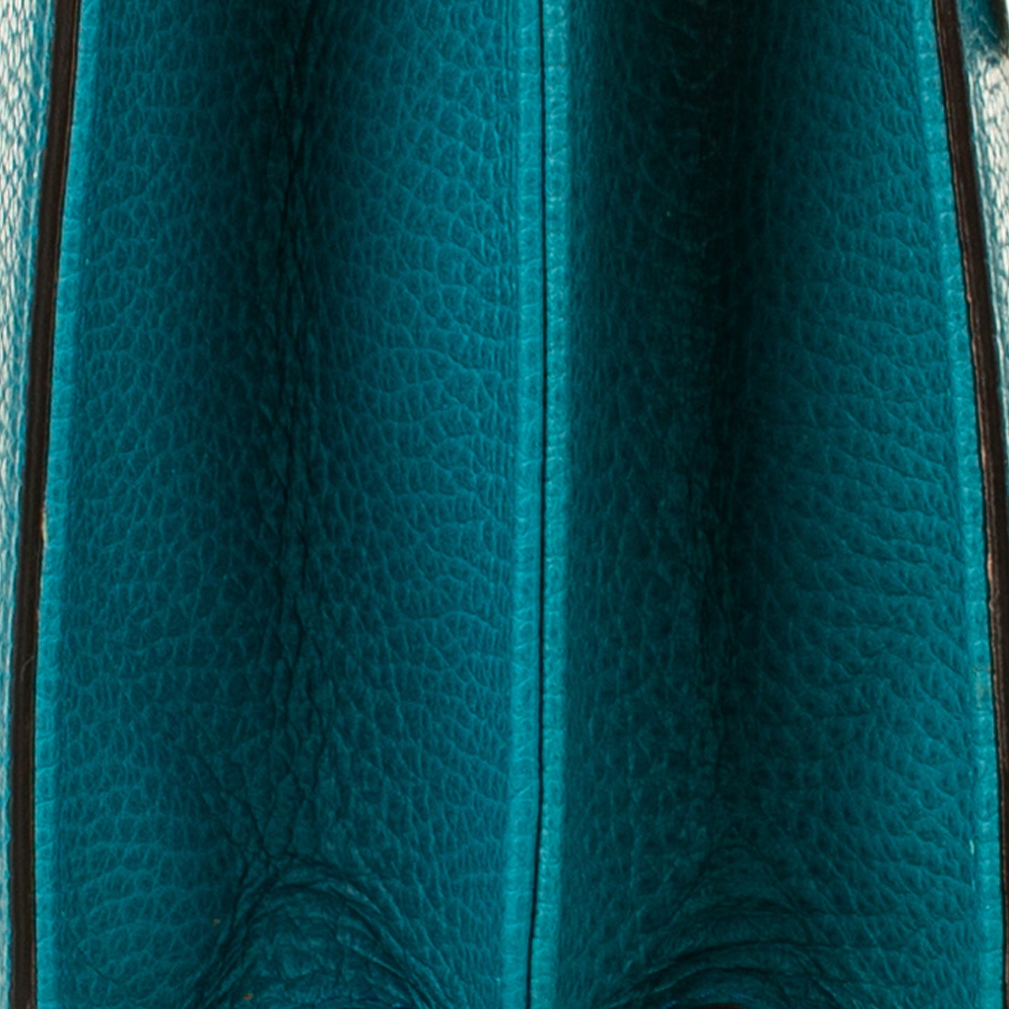 Medium Interlocking G Leather Crossbody Bag