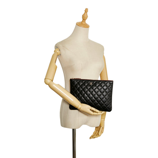 Quilted O Case Clutch Bag